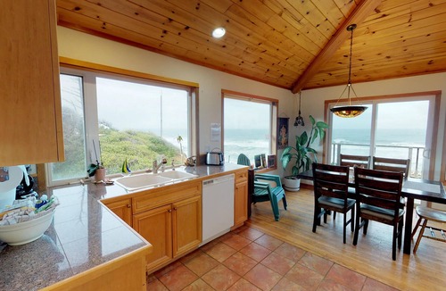 Gleneden Beach House | Come relax and enjoy the views of this peaceful, pet friendly, oceanfront home!