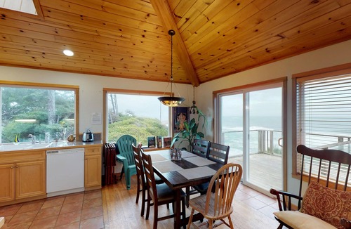 Gleneden Beach House | Come relax and enjoy the views of this peaceful, pet friendly, oceanfront home!