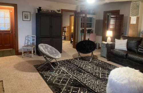Chandler House | Come stay at Glamma’s House! Pets ok, wifi, w/d!