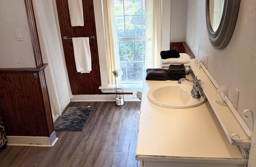 Van Alstyne House | Come stay at the VA Hideaway in downtown Van Alstyne!