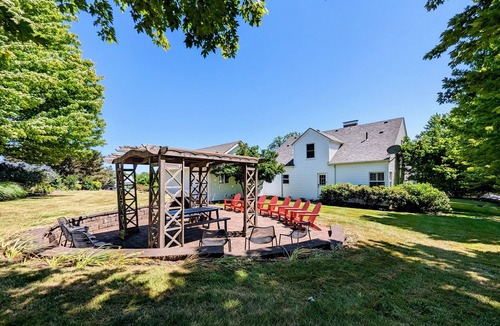 Dayton House | Come stay in the heart of Oregon wine country at Stoller Estate House!