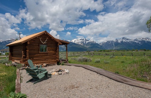 Jackson House | Come stay under the Tetons!
