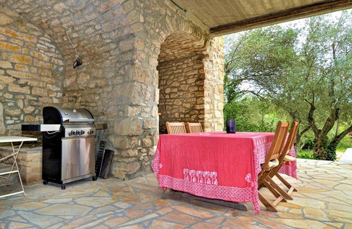 Saint-Jean-de-Maruejols-et-Avejan House | Come to this beautiful vacation home with private pool, located near the Ardèche Gorge and Barjac.