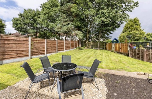 Blackburn House | Come & Unwind in Charming 5 Bed House in Blackburn