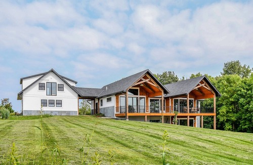 Frazee House | Come vacation on Long Lake in this beautiful home!