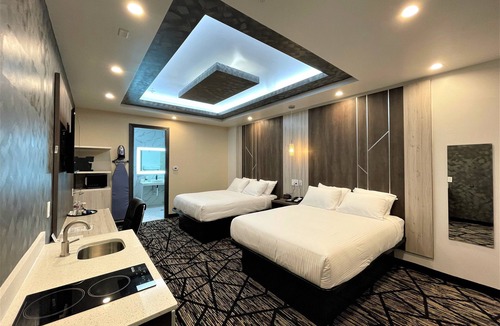 South Houston Hotel | Comfeeni Inn and Suites