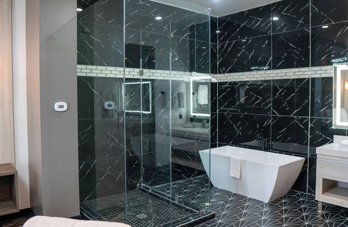 South Houston Hotel | Comfeeni Inn and Suites