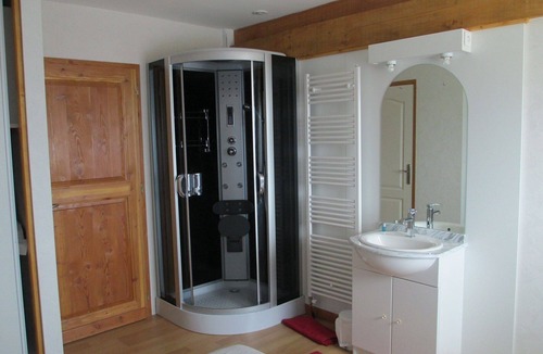 Coux-et-Bigaroque-Mouzens House | Comfortable guest room.