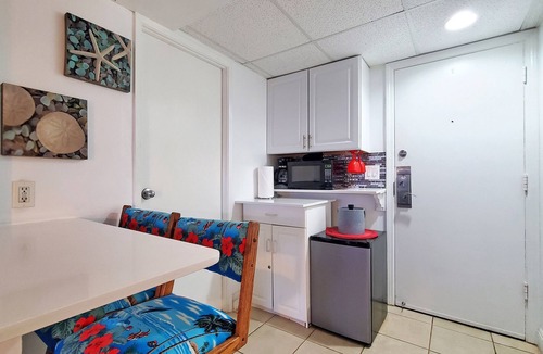 Waikiki Apartment | Comfort & Accessibility to Everything in Waikīkī! 2 Queen Beds, Pool & Parking!