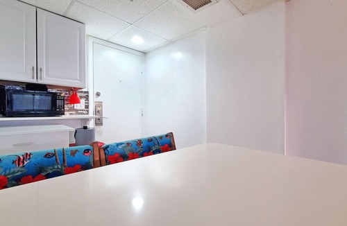 Waikiki Apartment | Comfort & Accessibility to Everything in Waikīkī! 2 Queen Beds, Pool & Parking!