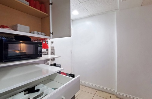 Waikiki Apartment | Comfort & Accessibility to Everything in Waikīkī! 2 Queen Beds, Pool & Parking!