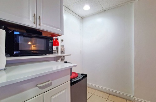 Waikiki Apartment | Comfort & Accessibility to Everything in Waikīkī! 2 Queen Beds, Pool & Parking!