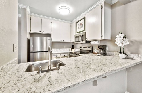 South Lake Tahoe Hotel | Comfort and Convenience! 2 Relaxing Units, Free Breakfast, Pets Allowed