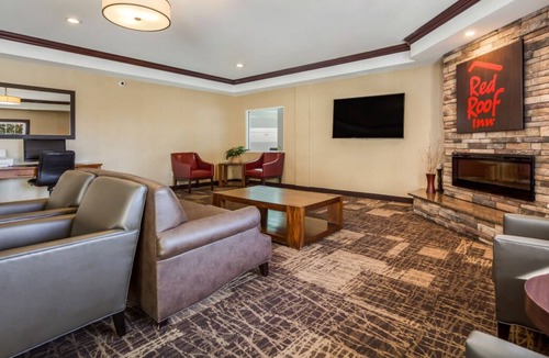 Council Bluffs House | Comfort and Convenience! 3 Pet-Friendly Units, Free Breakfast and Free Parking!
