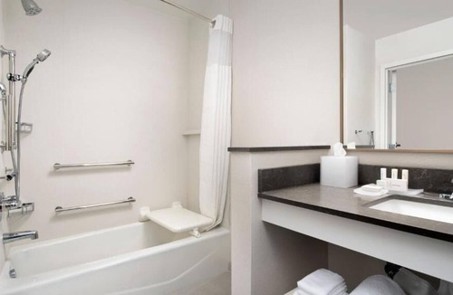 Florida City House | Comfort and Convenience! 2 Contemporary Units! W/ Pool Access, Free Breakfast!