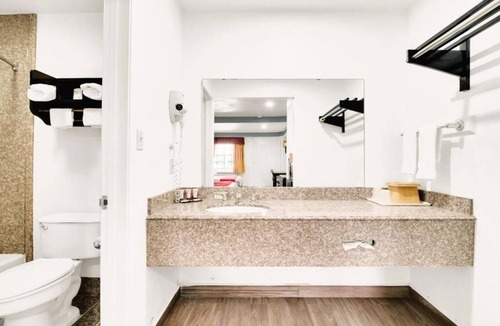 Oakville Hotel | Comfort and Convenience! Pet Friendly Stay with Parking & Pool