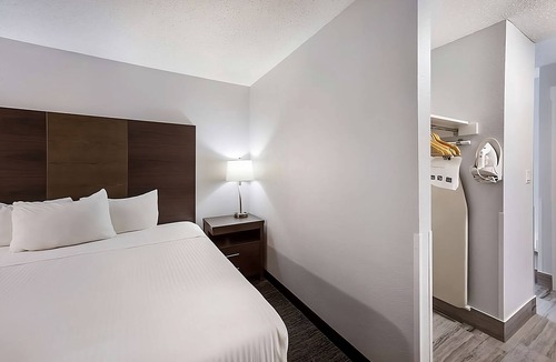 Grants Pass Hotel | Comfort and Convenience! Comfortable & Secured Unit for Your Stay! Free Parking