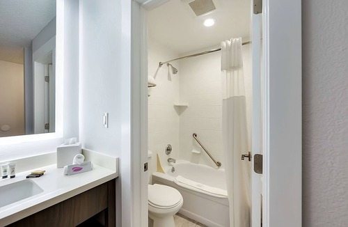 Grants Pass Hotel | Comfort and Convenience! Comfortable & Secured Unit for Your Stay! Free Parking