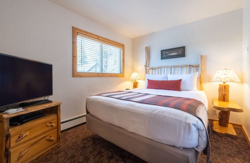 Tahoya Shores Hotel | Comfort and Convenience! Free Parking, Outdoor Pool, Spa Tub!