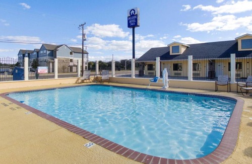 Ingleside House | Comfort and Convenience! Free Parking, Onsite Pool, Close to Community Park