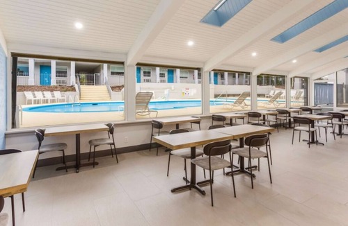 Merry Oaks House | Comfort and Convenience! 4 Budget-friendly Units, Free Parking, Outdoor Pool
