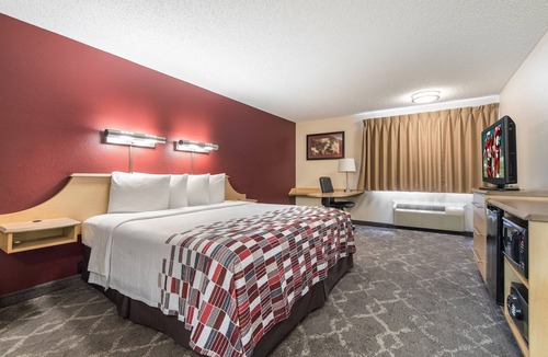 SeaTac Hotel | Comfort and Convenience! Steps Away from Everything | Pet-friendly