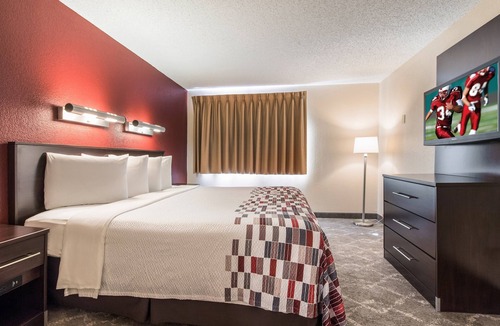 SeaTac Hotel | Comfort and Convenience! Steps Away from Everything | Pet-friendly