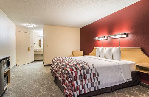 SeaTac Hotel | Comfort and Convenience! Steps Away from Everything | Pet-friendly