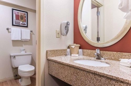SeaTac Hotel | Comfort and Convenience! Steps Away from Everything | Pet-friendly