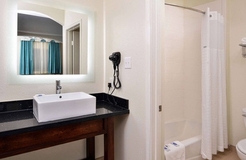 Spring Hotel | Comfort and Convenience! Near TGR Exotics Wildlife and Geronimo Adventure Park!
