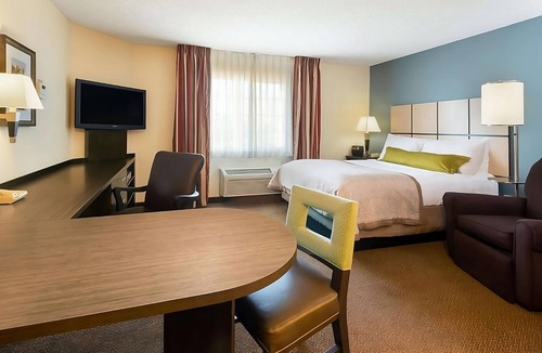 Wichita Resort | Comfort and Convenience! Parking, Kitchen, Pets Allowed Near Barrington Park!