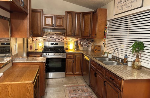 North San Antonio - SAT House | Comfort and Joy at Real Home, Chef Kitchen, Private Yard, Pet friendly Retreat