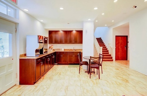 Dilley House | Comfort and Relaxation! 2 Relaxing Units, Free Parking and Breakfast!
