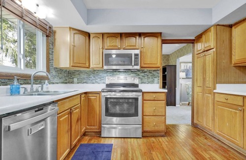Lansing House | Comfort and Space near MSU