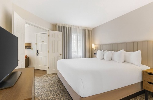 Herndon Hotel | Comfort & Convenience, 2 Spacious Units, Free Breakfast, Kitchen, Parking