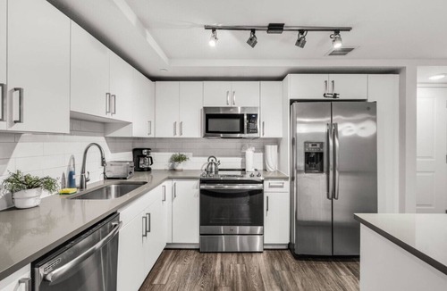 Midtown Apartment | Comfort & Convenience: 2BR Unit with Free Parking!