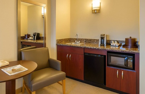 O'Hare Hotel | Comfort & Convenience! Pet-friendly Property, w/Complimentary Airport Shuttle