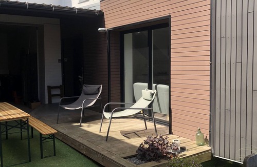 Neuville-sous-Montreuil House | Comfortable, fully-equipped townhouse in enclosed courtyard.