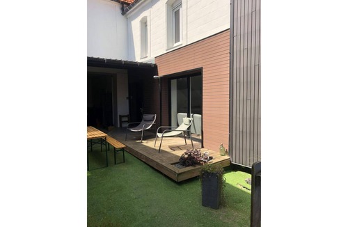 Neuville-sous-Montreuil House | Comfortable, fully-equipped townhouse in enclosed courtyard.