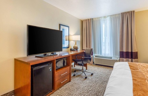 DeKalb Hotel | Comfort Inn DeKalb - University Area
