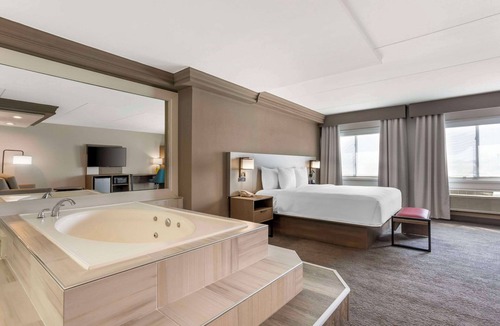 Edgewater Hotel | Comfort Inn Edgewater on Hudson River