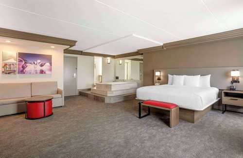 Edgewater Hotel | Comfort Inn Edgewater on Hudson River