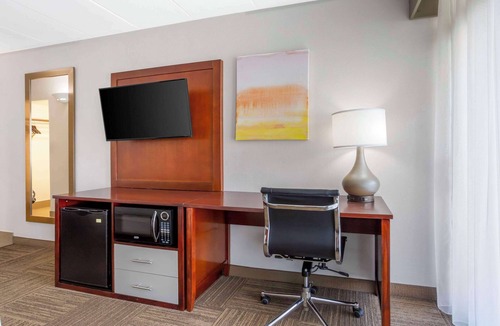 Edgewater Hotel | Comfort Inn Edgewater on Hudson River