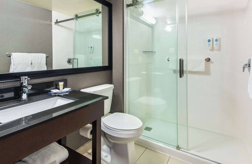 Kingston Hotel | Comfort Inn Highway 401