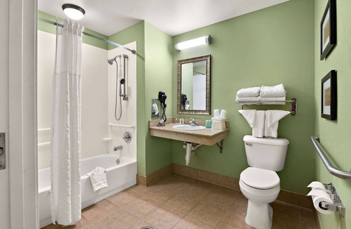 Kenner - Louis Armstrong International Airport Hotel | Comfort Inn New Orleans Airport South