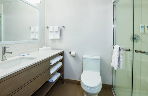 Barrie Hotel | Comfort Inn & Suites Barrie