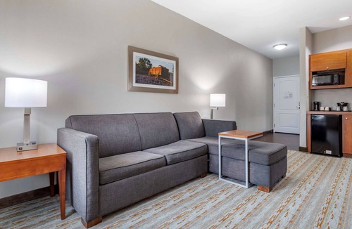 Cleveland Hotel | Comfort Inn & Suites Cleveland TX