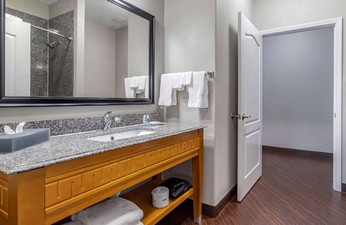 Cleveland Hotel | Comfort Inn & Suites Cleveland TX