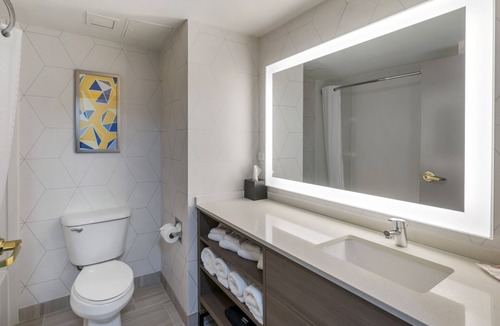 Coliseum Central Hotel | Comfort Inn & Suites Hampton near Coliseum