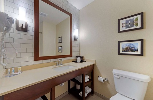 Harrah Hotel | Comfort Inn & Suites Harrah